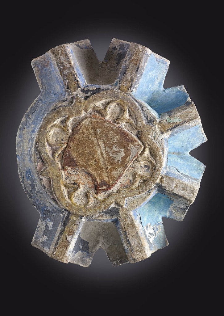Das Bild zeigt einen Schlusstein des Chorgewölbes von St. Lambertus in Himmelblau mit Wappenschild. Foto: J. Vogel/LVR-LandesMuseum Bonn.
