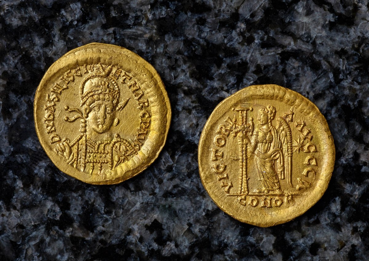 Vorder- und Rückseite des goldenen Solidius. Die Vorderseite zeigt das Portrait des oströmischen Kaisers Basiliscus. Auf der Rückseite ist eine geflügelte Siegesgöttin dargestellt.
