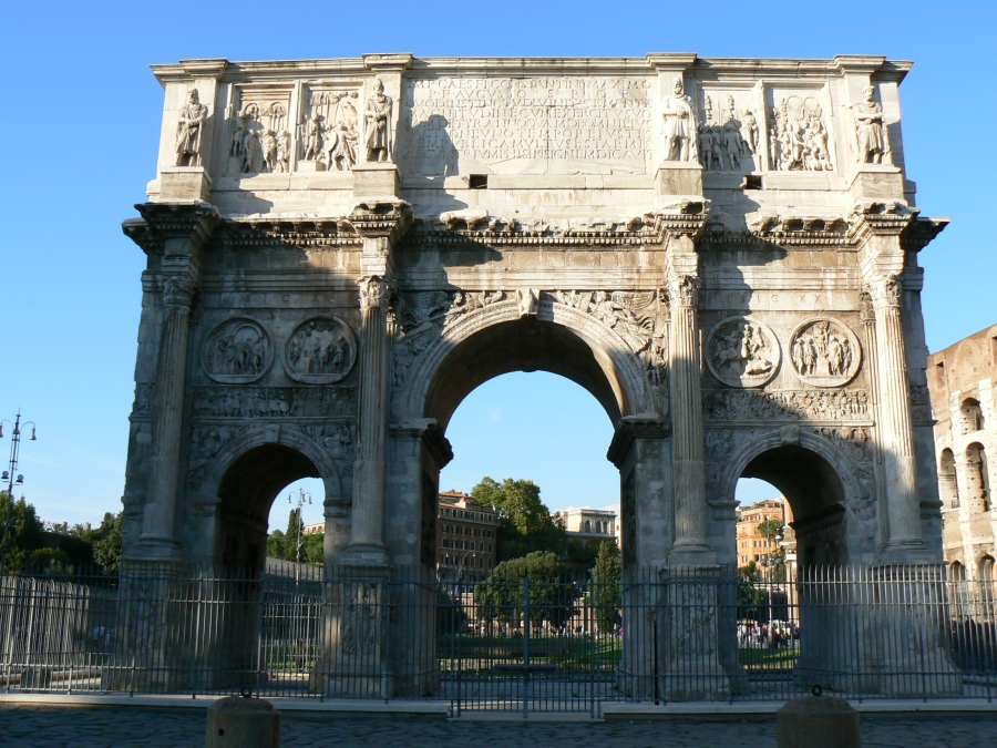 Hier sieht man einen solchen Triumphbogen. Er wurde zu Ehren des Kaisers Konstantin errichtet. Konstantin war von 324-337 nach Christus römischer Kaiser. Foto: A. Segbers.