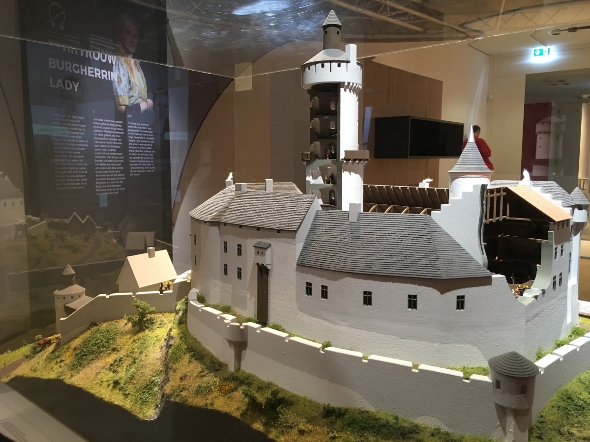 Hier siehst du unser Modell der Godesburg. Die echte Godesburg wurde im 16. Jahrhundert zerstört. Daher sieht man heute nicht mehr gut, welche Teile zur mittelalterlichen Burg gehören. Das Modell zeigt, wie Wissenschaftler*innen sich die Burg vorstellen, bevor sie zerstört wurde. Foto: J. Vogel, LVR-LandesMuseum Bonn.