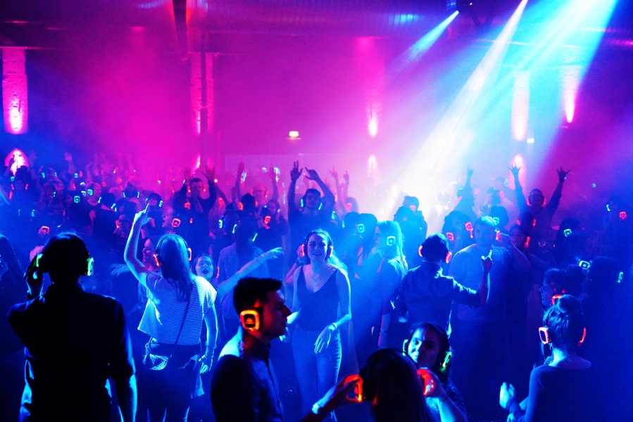 Hier seht ihr tanzende Menschen auf einer Silent Party in einem Club. Foto: Edinia, Silent Disco in Bielefeld, CC BY-SA 4.0