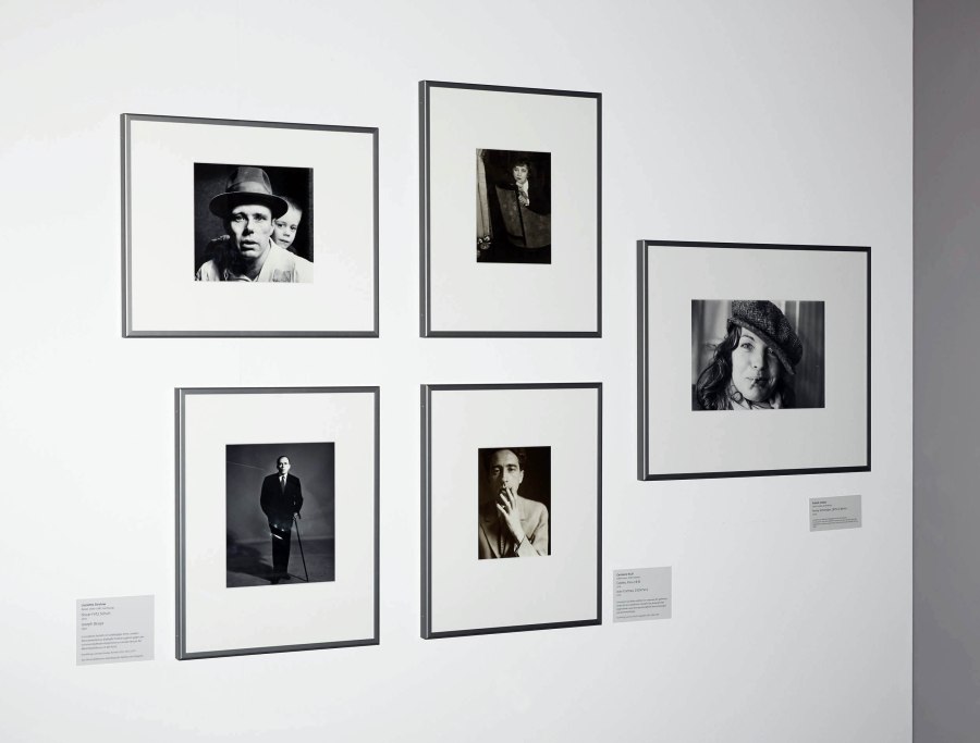 Hier siehst du verschiedene Porträts u.a. von Liselotte Strelow, die in der aktuellen Fotografie-Ausstellung „Fotografische Ausstellungen 1974-1999“ zu sehen sind. Foto: J. Vogel, LVR-LandesMuseum Bonn.