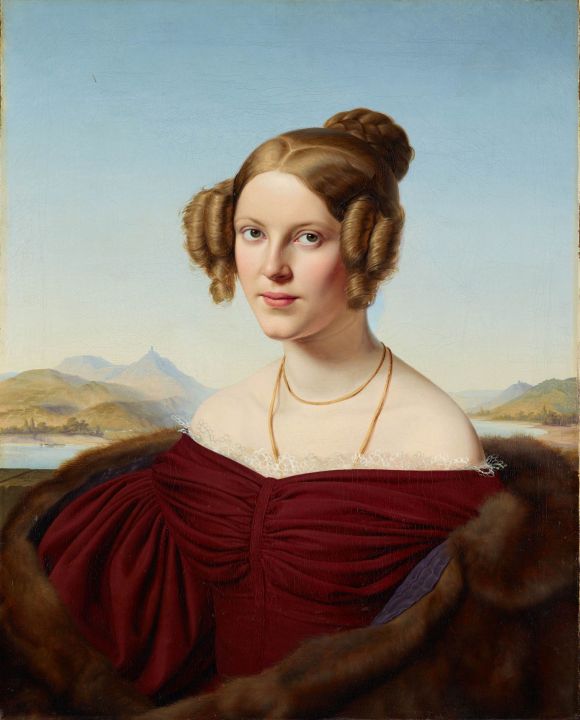 Porträt einer jungen Frau mit Hochsteckfrisur. Sie trägt ein rotes, schulterfreies Kleid und einen Pelzmantel.